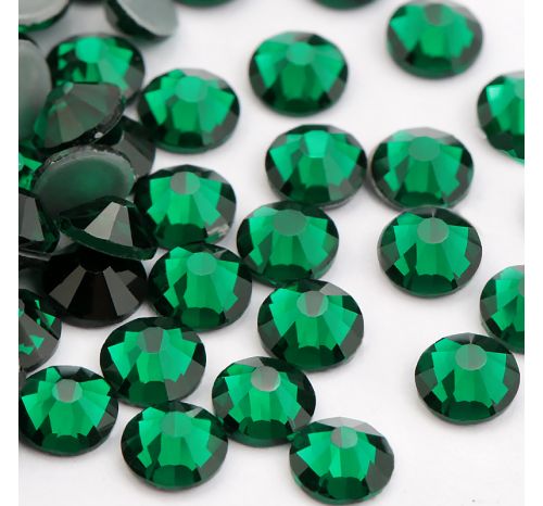 Стразы термоклеевые, оттенок emerald, 12 граней, цена за 1 гросс - 144 шт.